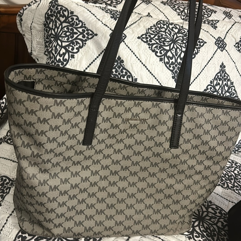 Michael Kors Bags - Picture 8 of 8